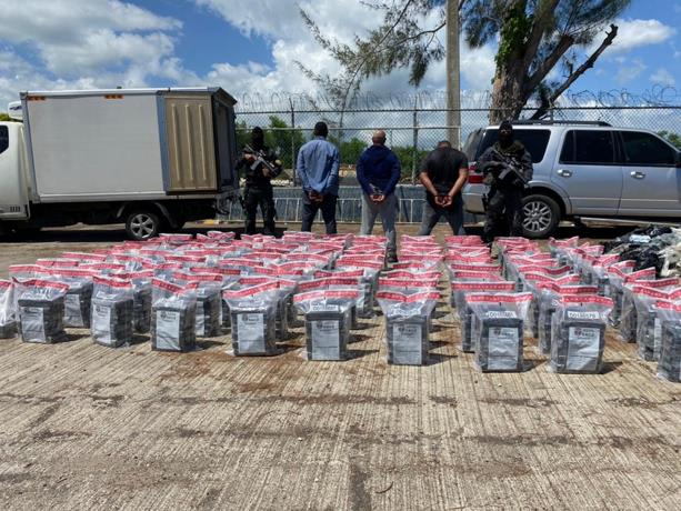 Arrestan a tres hombres con 590 paquetes de cocaína en una lancha