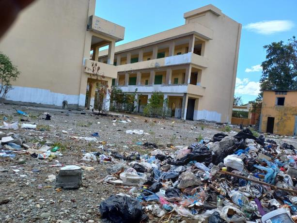 Docencia en Baní es afectada por escuelas que todavía están bajo construcción