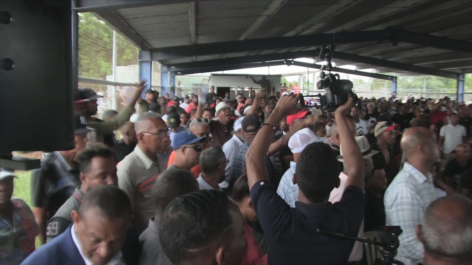 Ministros visitan a Los Negros pero habitantes no ceden