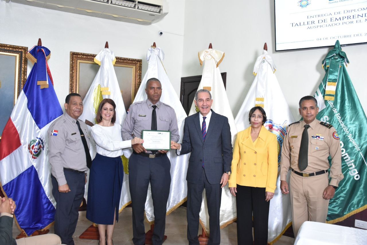 MESCYT y CEF certifican a miembros del Ministerio de Defensa y la Policía Nacional en materia de emprendimiento