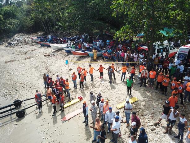 Hallan cadáver de naufragio en María Trinidad Sánchez; buscan a unos 17 desaparecidos