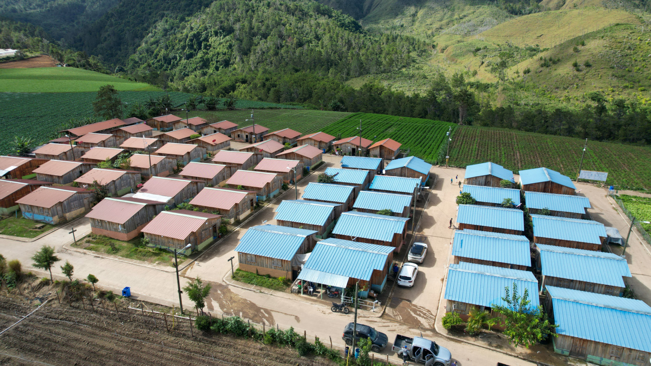 INDRHI muestra visión del proyecto de producción y vida en Villa Poppy a comunitarios de Monte Grande