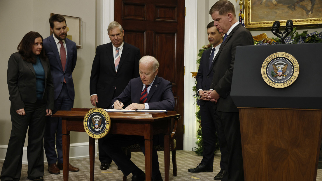 Biden firma una ley para bloquear la huelga ferroviaria en EE.UU.