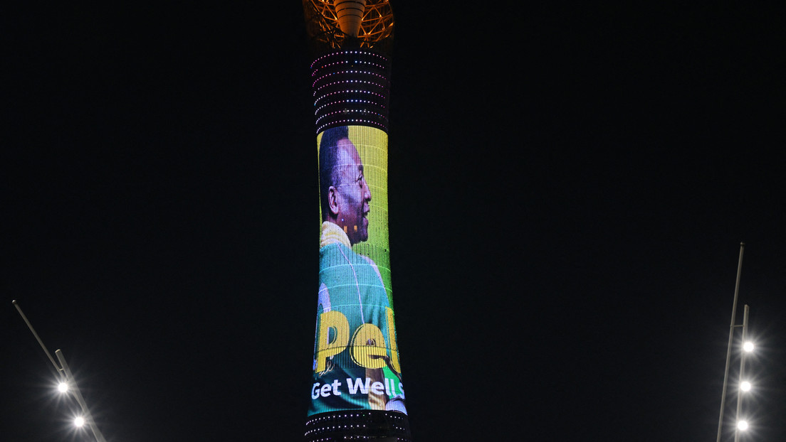 Le desean una pronta recuperación a Pelé con un mensaje en uno de los edificios más altos de Catar