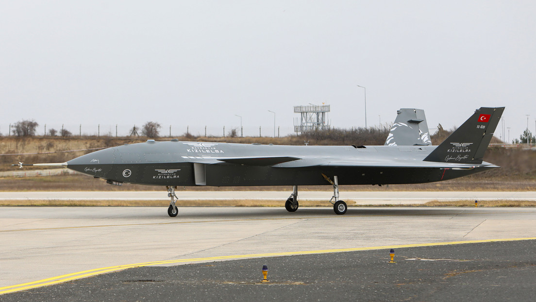 El avión de combate no tripulado Bayraktar Kizilelma realiza una prueba de despegue 
