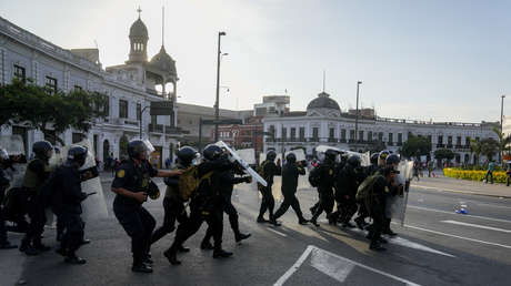 Bloqueos y enfrentamientos entre manifestantes y la Policía marcan otra jornada de protestas en Perú