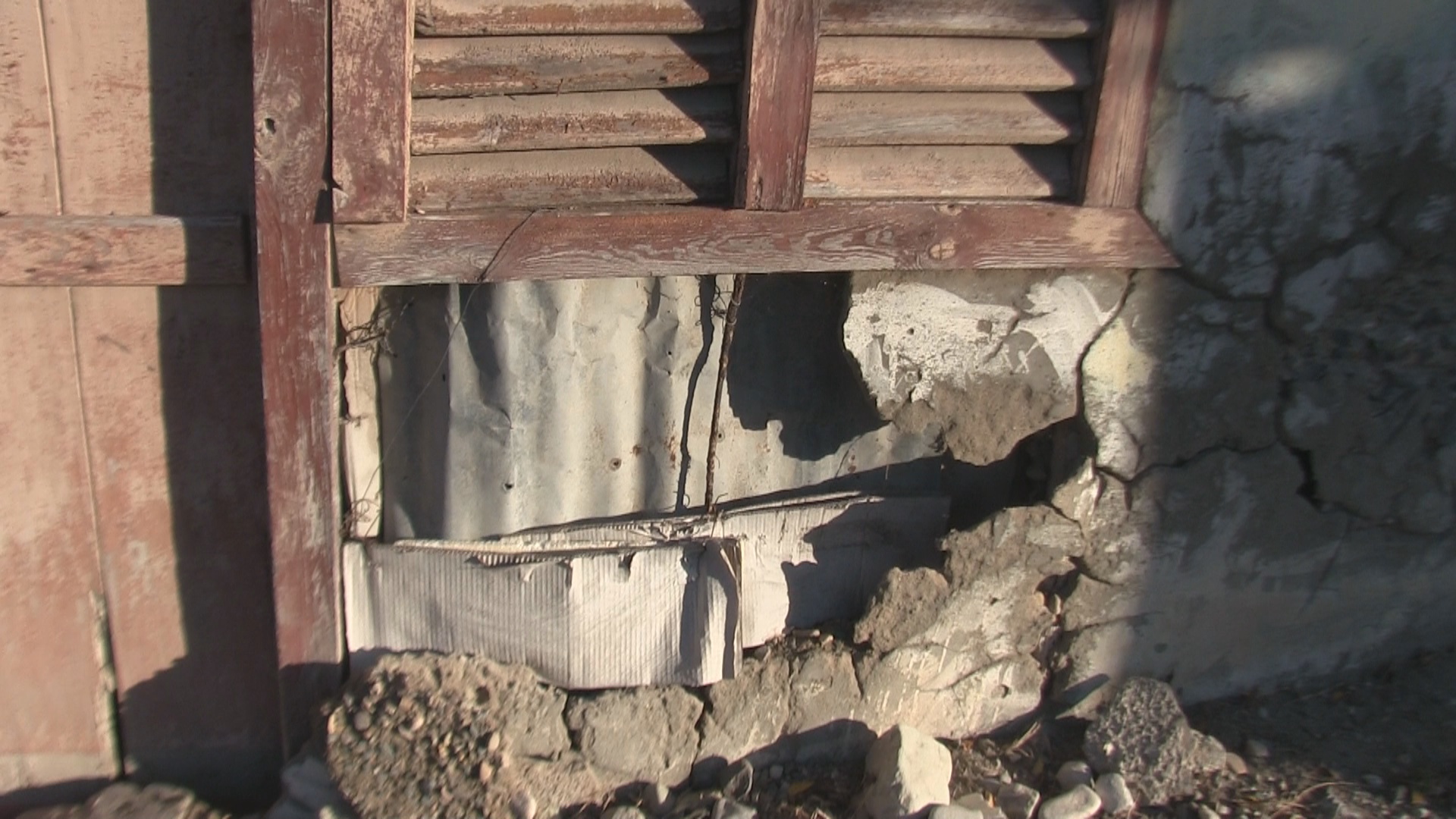 VIDEO: En Azua “casucha” en mal estado podría colapsar y sepultar el cuerpo de un anciano