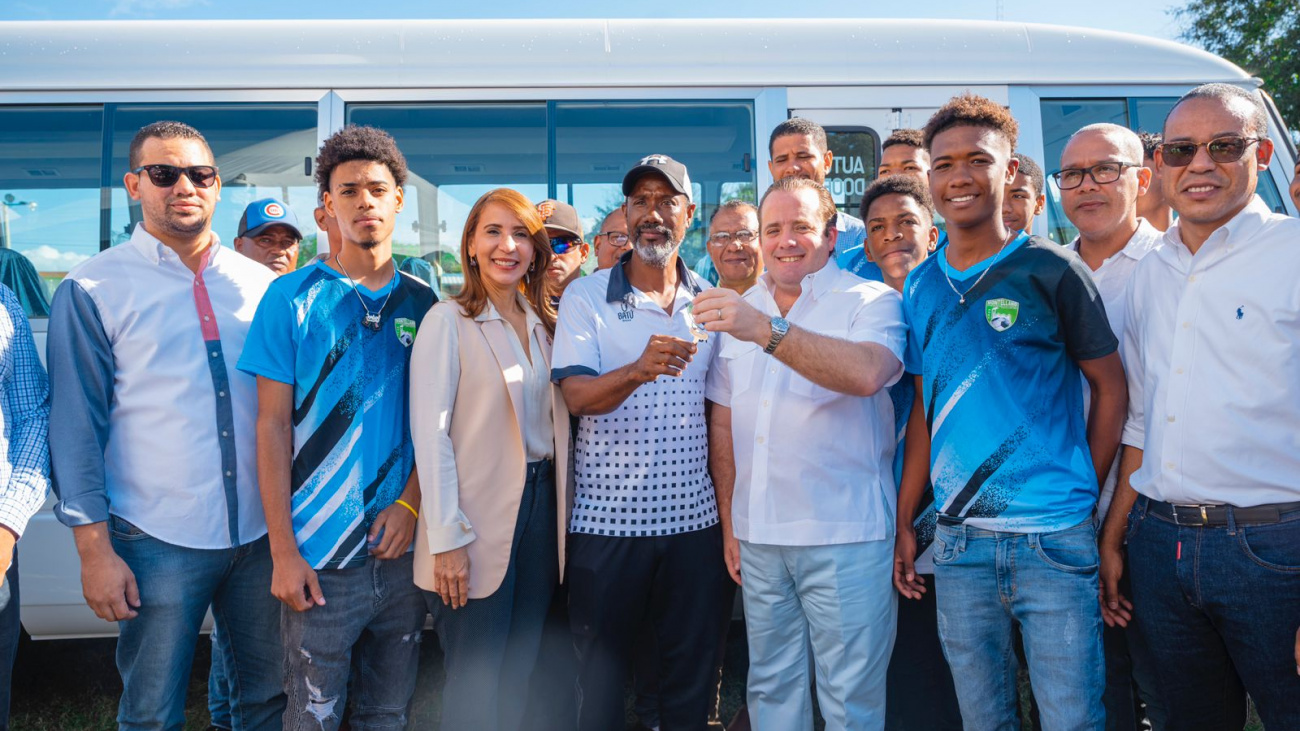 Ministro Paliza entrega tres modernos autobuses a estudiantes y deportistas en la provincia de Puerto Plata