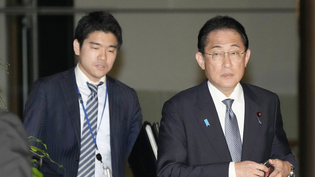 Primer ministro japonés despide a su hijo de un cargo gubernamental tras tomarse fotos inapropiadas en su residencia