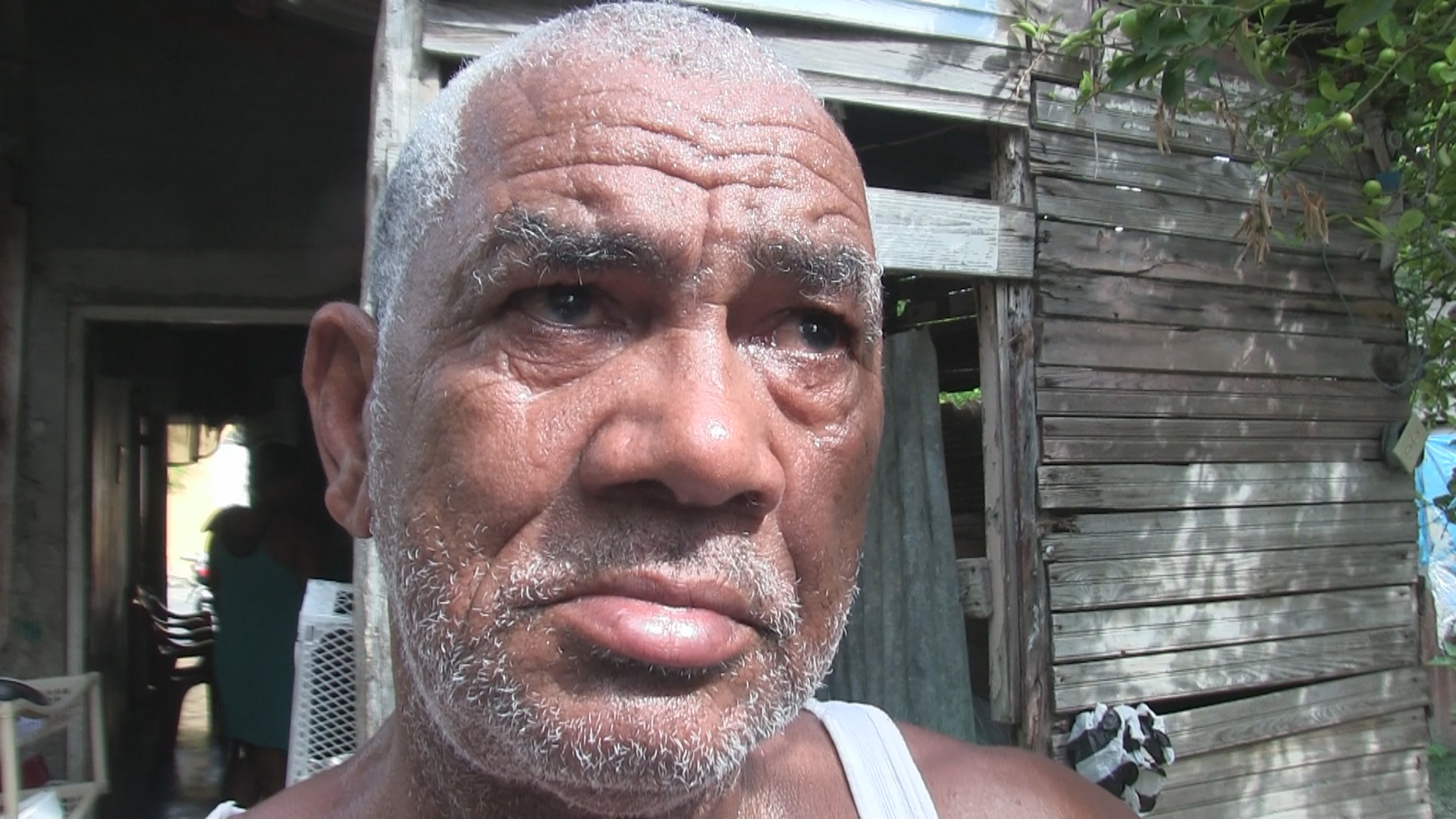 VIDEO: Dirigente PRM que sufrió trombosis con sus ojos llenos de lágrimas pide ayuda
