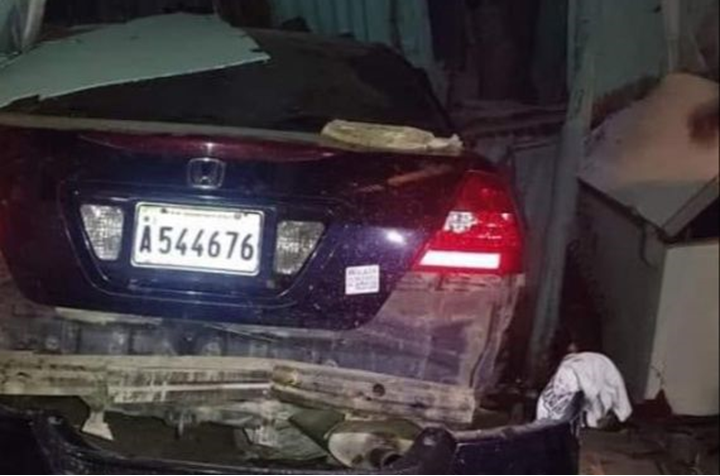 Vehículo se estrella contra vivienda y mata una pareja de esposos en El Seibo