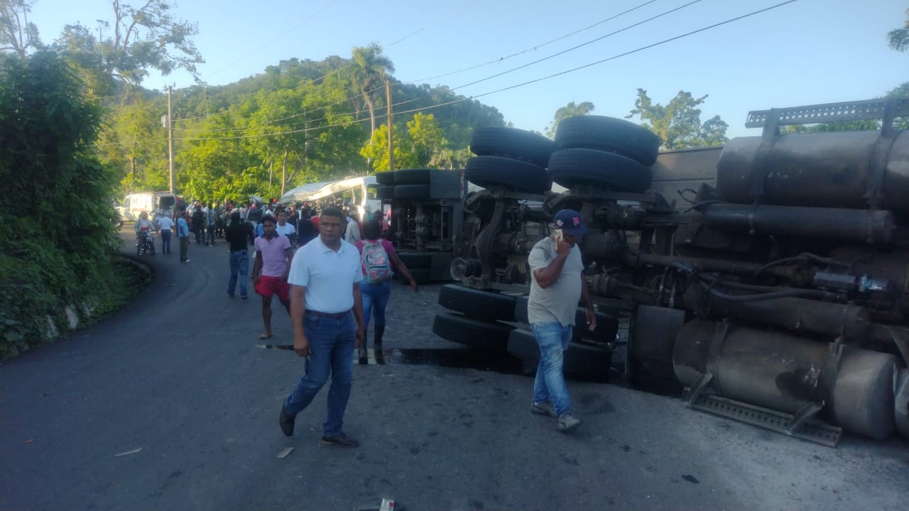 Aún no precisan cantidad de fallecidos en accidente entre patana y autobús escolar en Hato Mayor