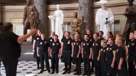 Puede “ofender a alguien”: Policía del Capitolio interrumpe a un coro de niños que cantaban el himno estadounidense