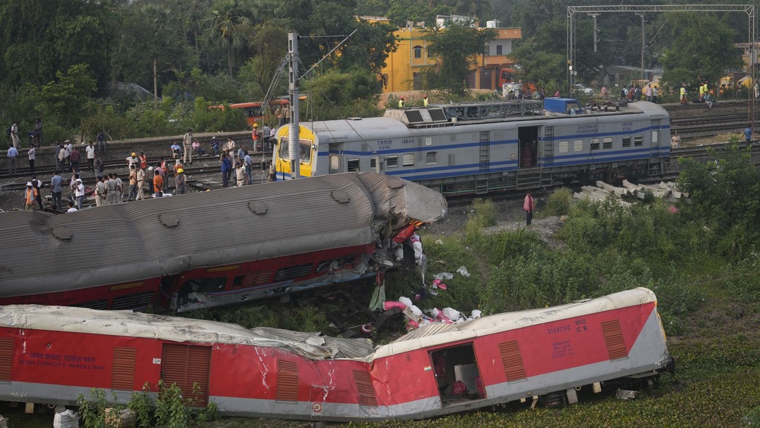 Determinan la causa del accidente ferroviario que dejó casi 300 muertos en la India