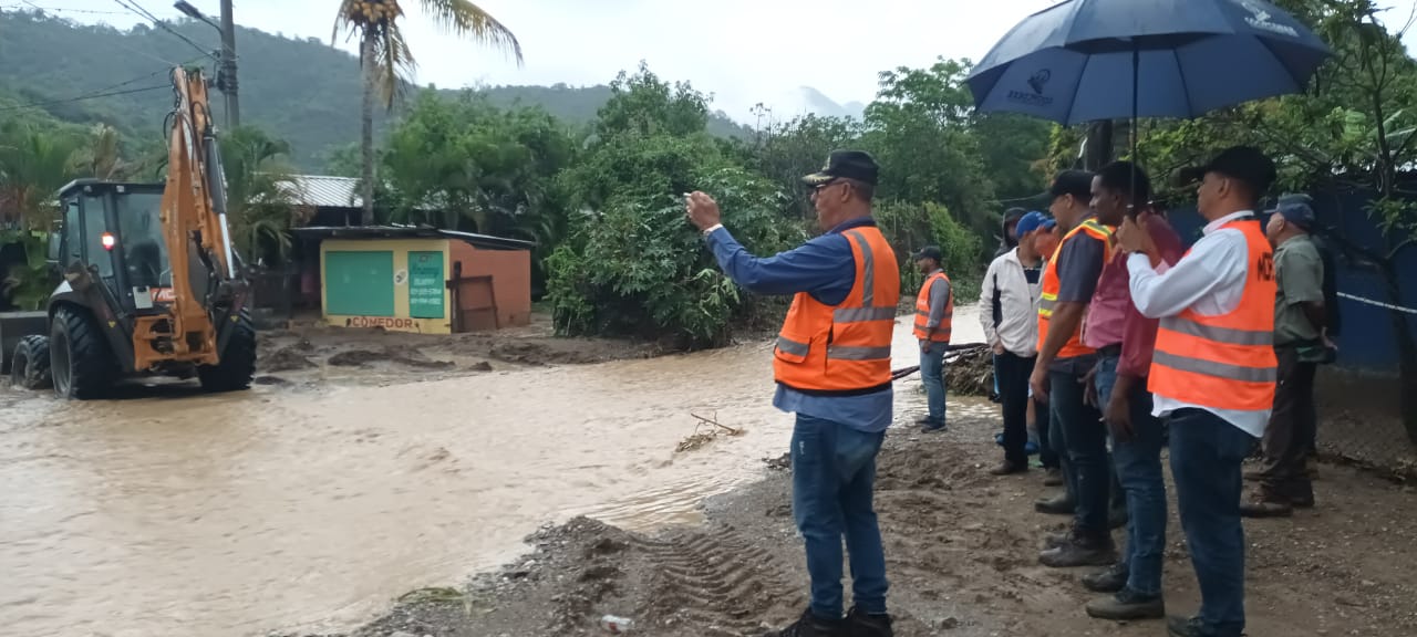 Obras Públicas envia equipos para mitigar daños dejados por lluvias en el Sur