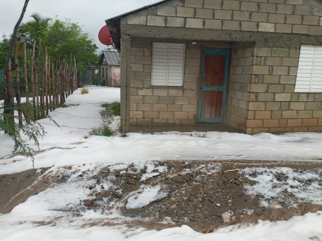 VIDEO: Preocupación en Villarpando por extraña espuma dejada por las lluvias en áreas donde instalan paneles solares