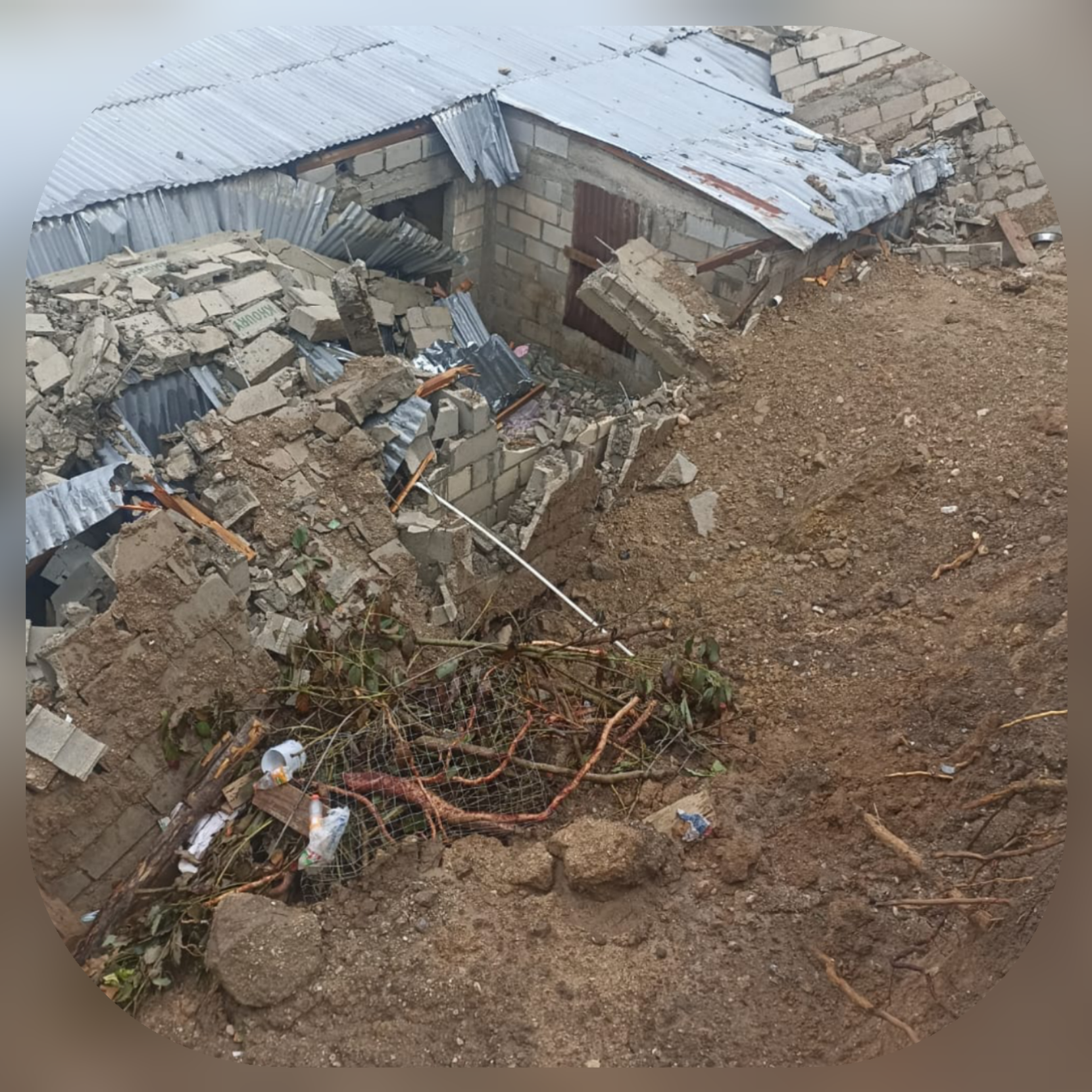 Lluvias provocan derrumbe de vivienda en Monte Bonito de Azua