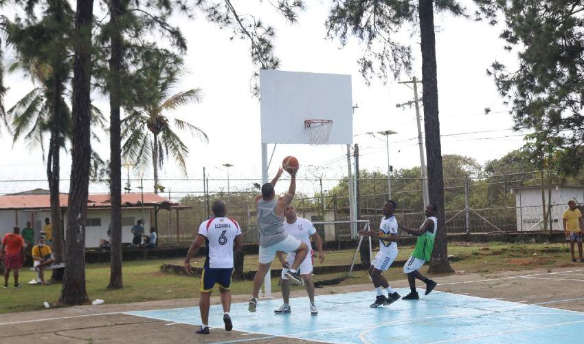 Centro penitenciario Cucama de La Romana realiza torneo de fútbol y baloncesto para privados de libertad 