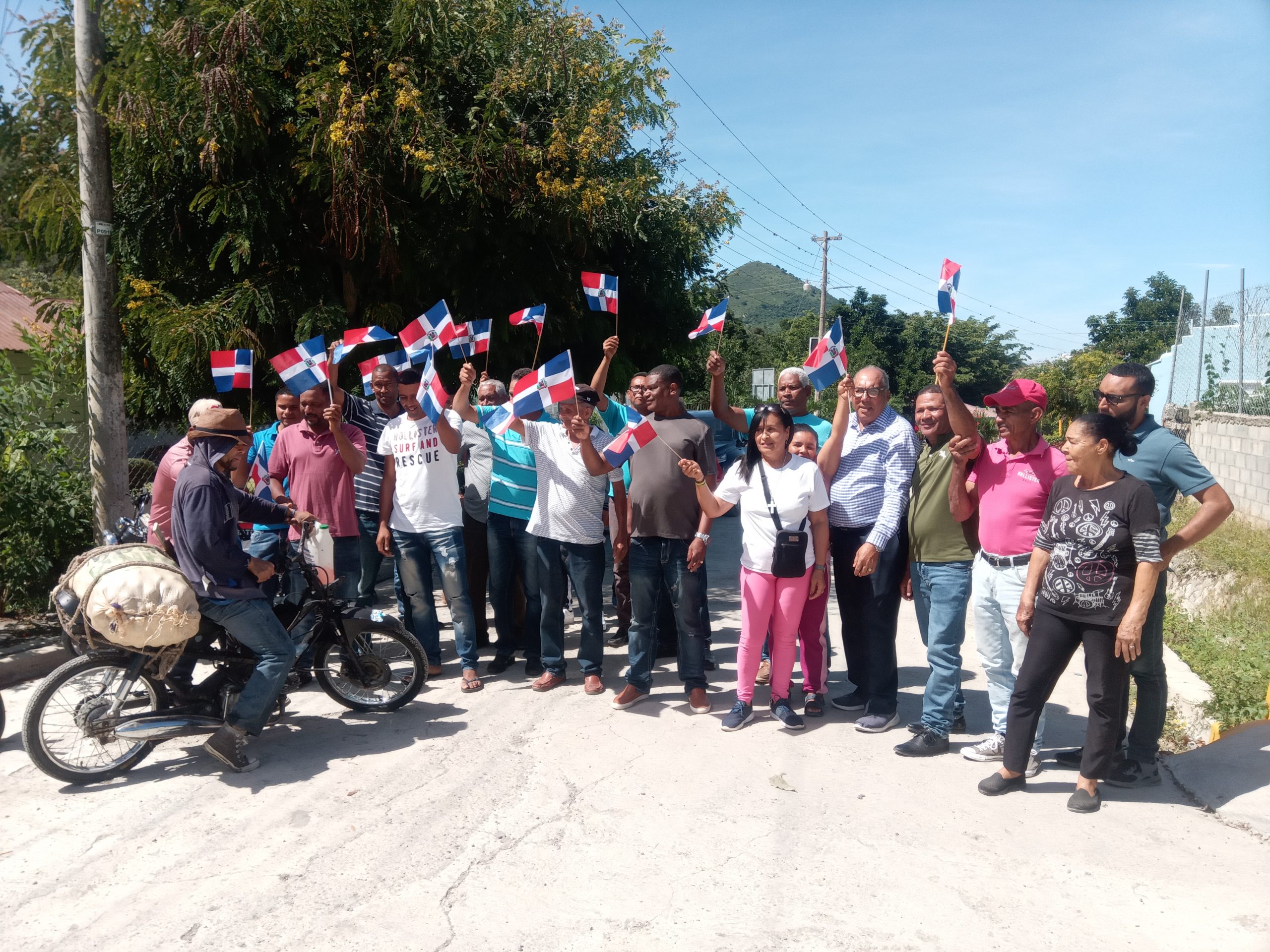 Demandan terminación del asfaltado en calles y carretera principal en el Distrito Municipal La Siembra