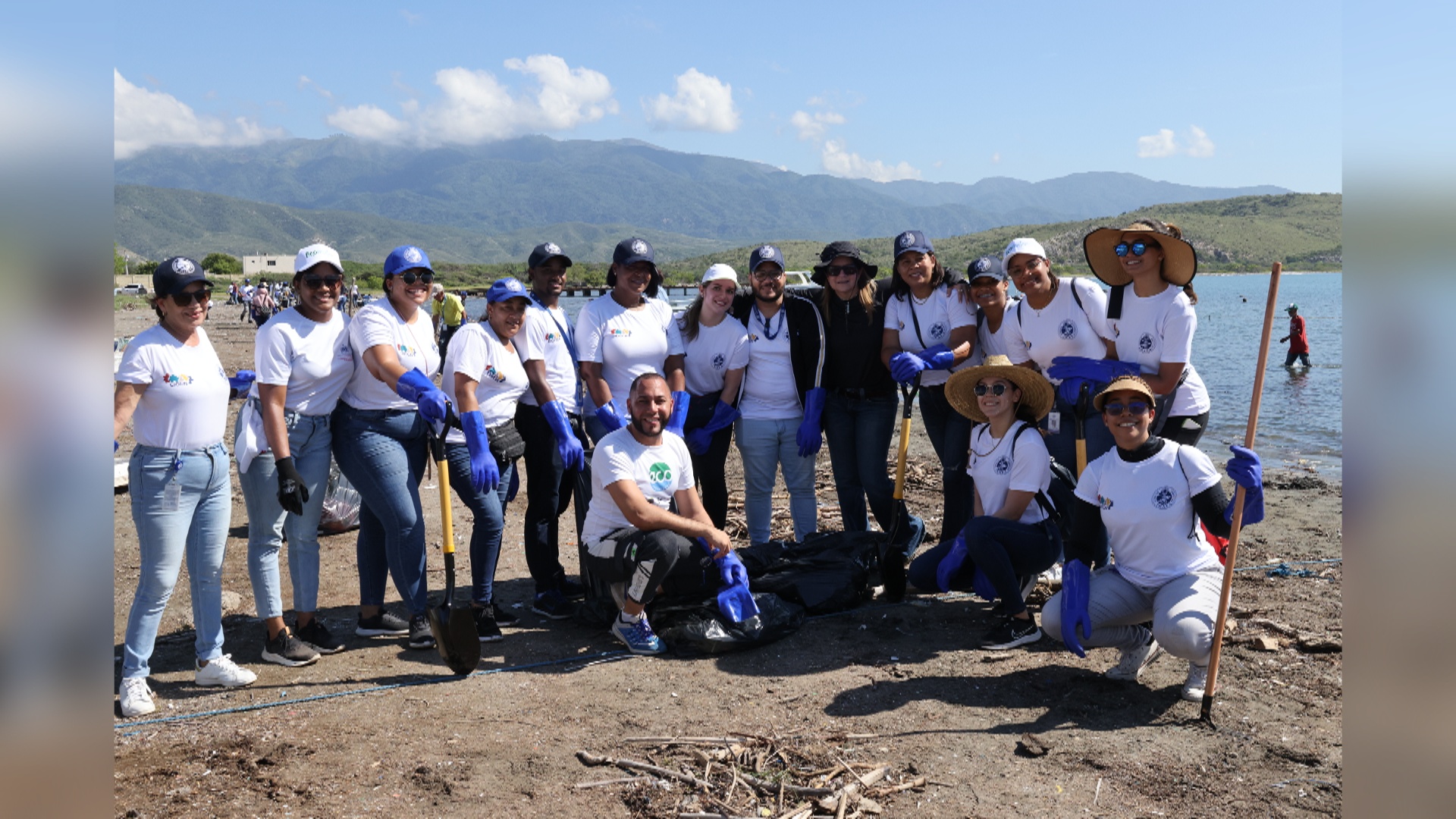 Unión de más de 120 voluntarios en Playa Tortuguero, Azua, para hacer la diferencia