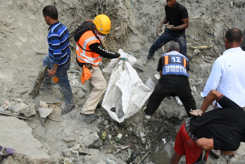 Defensa Civil continúa levantando escombros tras accidente en Quita Sueño
