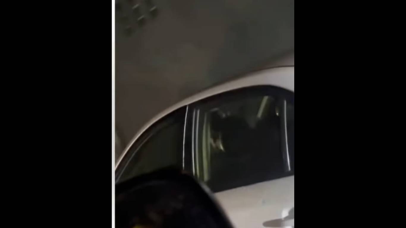 Graban a hombre golpeando a una mujer dentro del carro
