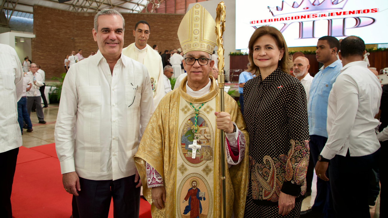 Presidente Luis Abinader asiste a toma de posesión monseñor Héctor Rafael Rodríguez