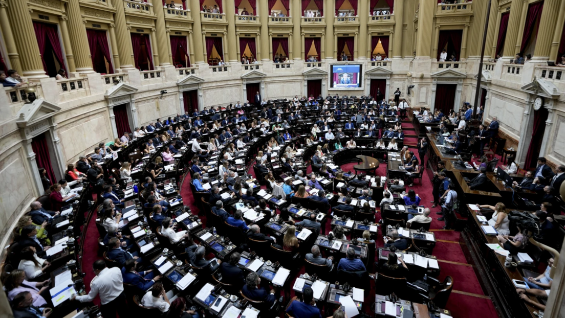 Tensión política en Argentina: Congreso inicia debate de ‘megadecreto’ de Milei