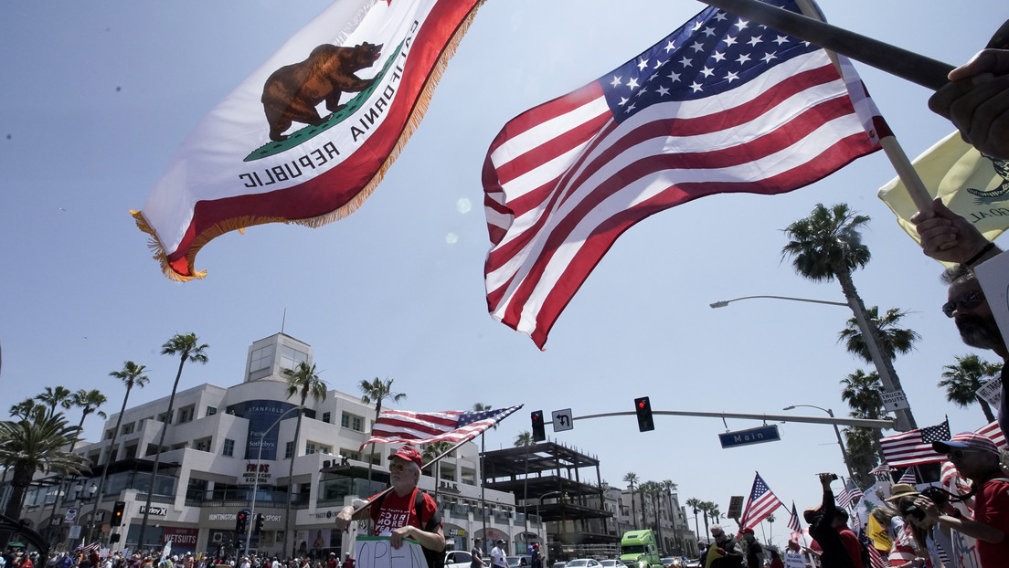 Una ciudad de EE.UU. prohíbe las banderas no gubernamentales y enfurece a los grupos LGBT