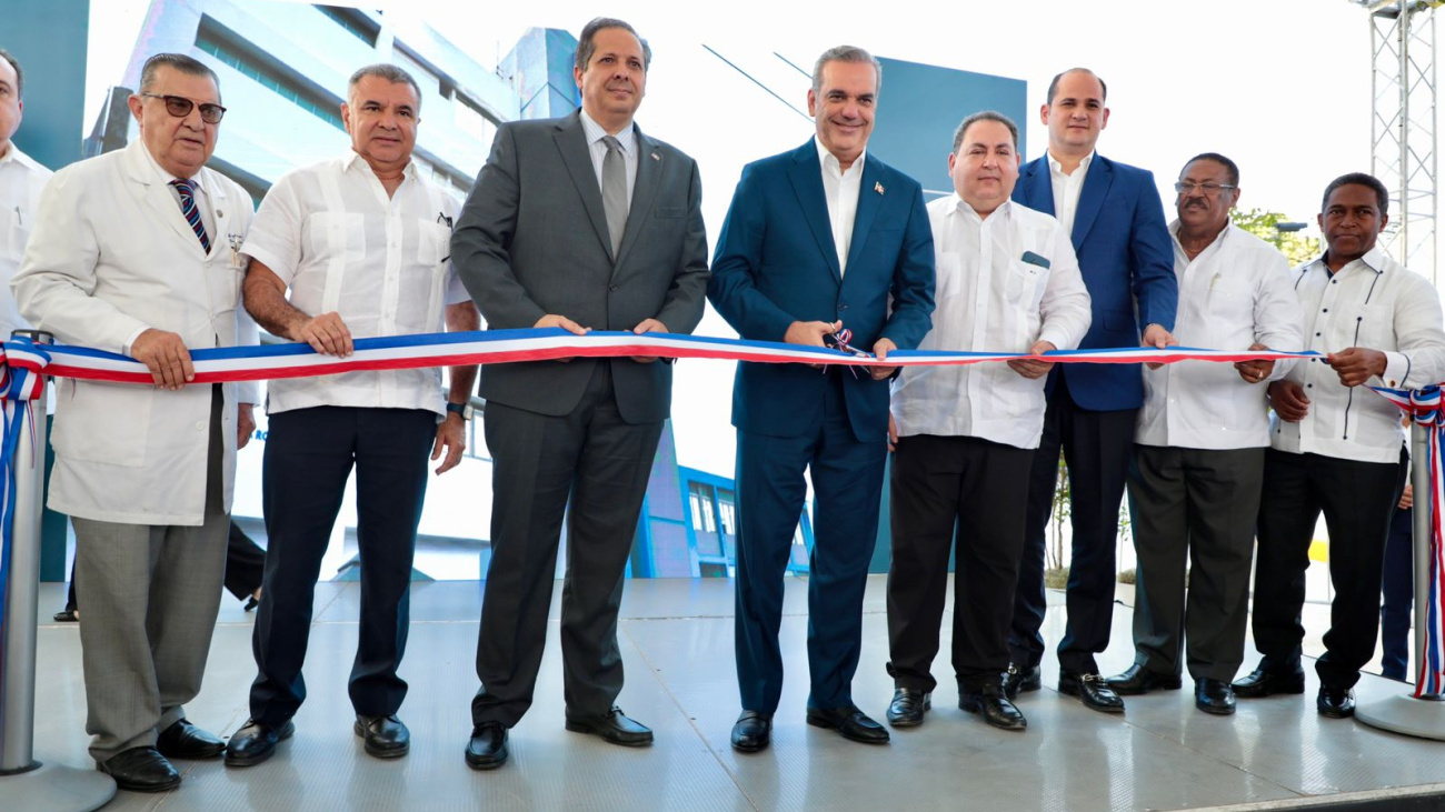 Médicos, enfermeras y personal administrativo reciben del presidente Abinader remozado Hospital Materno Dra. Evangelina Rodríguez