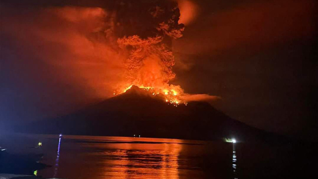 Cientos de evacuados tras varias erupciones de un volcán en Indonesia