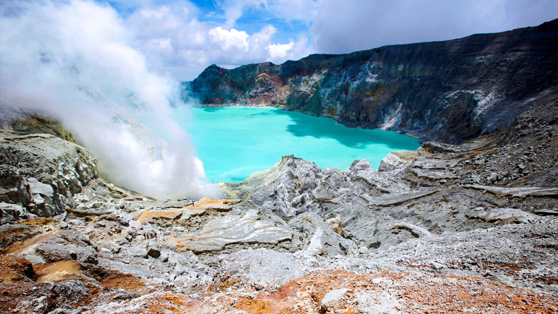 Turista muere tras caer en el cráter de un volcán en Indonesia mientras se tomaba fotos