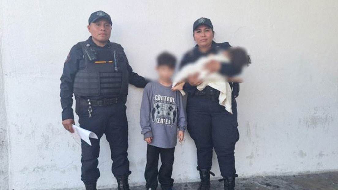 Tras rejas y sin alimentos: rescatan a un niño y una bebé abandonados en una vivienda en México