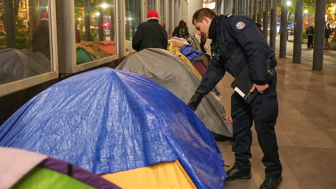 “Limpieza social”: Desalojan un campamento de inmigrantes en París antes de los JJ.OO.