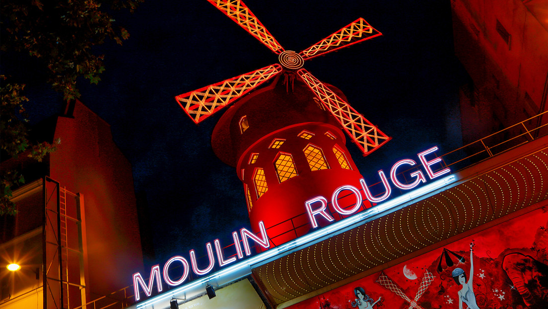 Colapsan las aspas del icónico cabaret Moulin Rouge en París