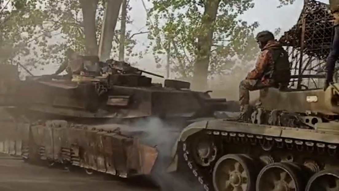 Nuevo trofeo: un tanque Abrams es trasladado del campo de batalla a Moscú