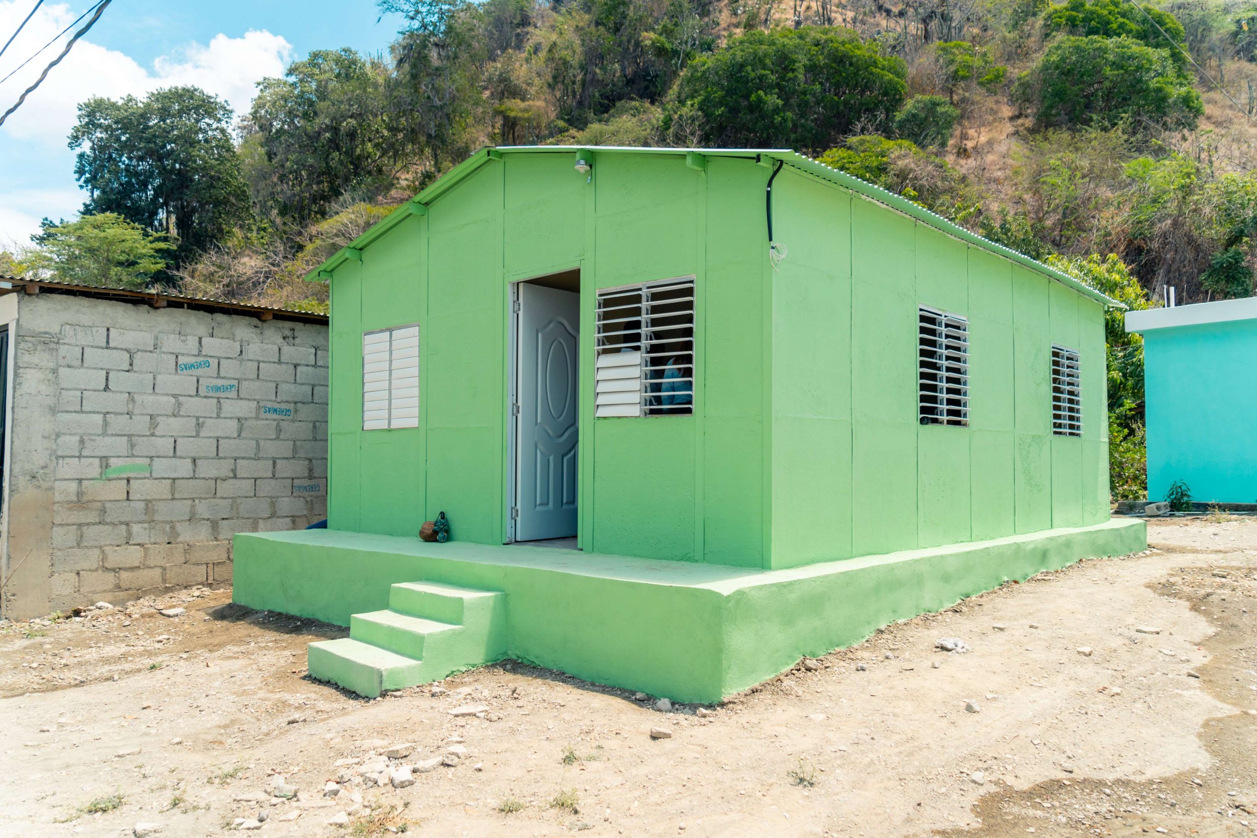 Banco Popular y aliados entregan viviendas y rehabilitan acueducto en Azua