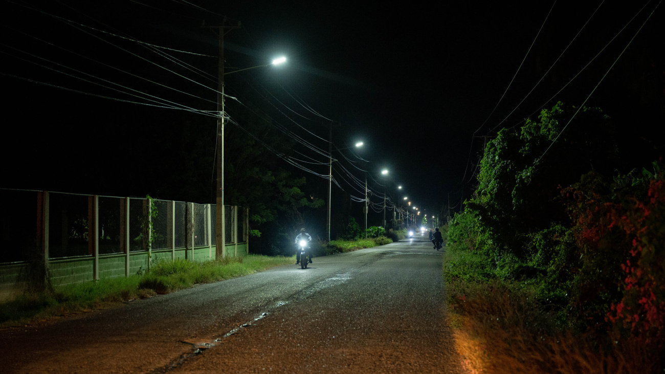 En Azua, Edesur ilumina el distrito municipal Las Clavellinas y la comunidad de Los Tramojos