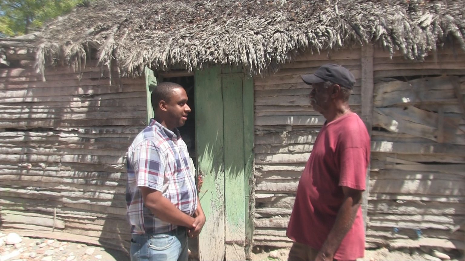 VIDEO: En Azua hombre muy pobre tendrá una nueva vivienda construida por el Gobierno