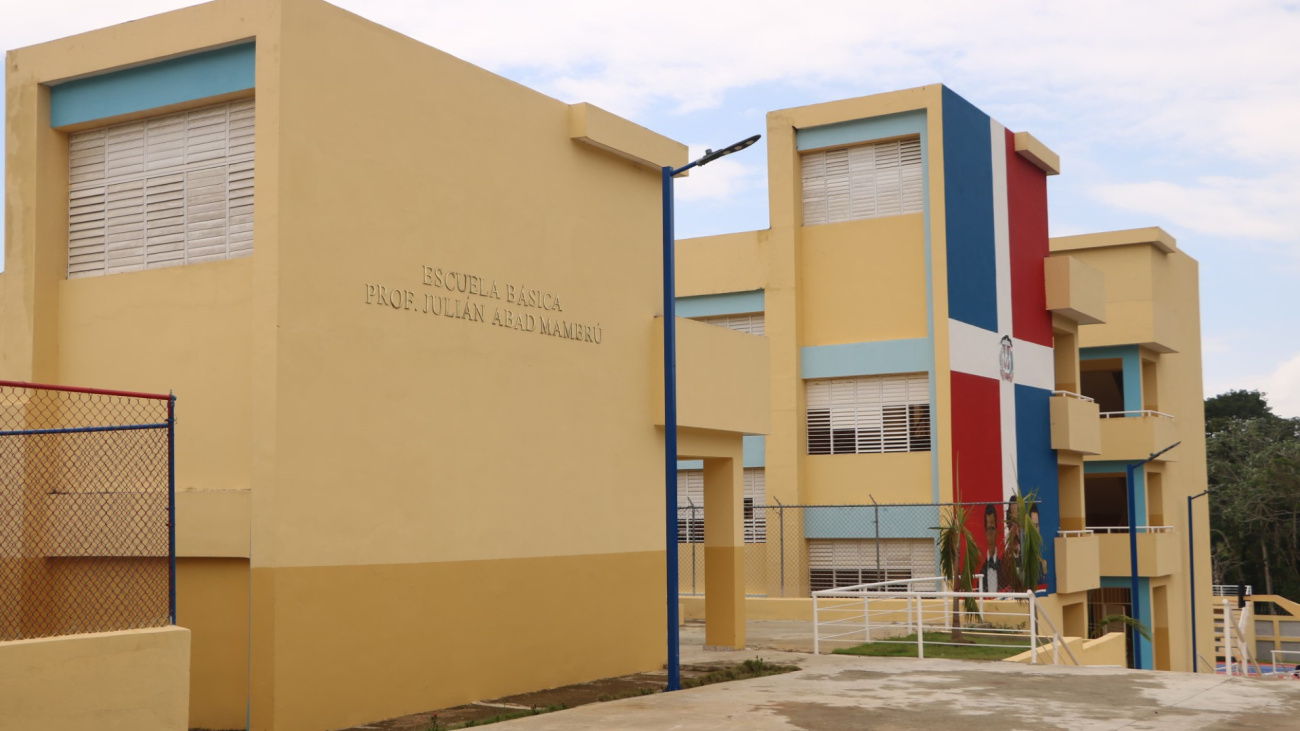 Ministerio de Educación entrega escuelas básicas en el Distrito 15-06 de Santo Domingo