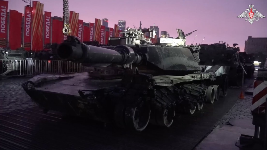 Un Abrams y un blindado Assault Breacher llegan a la exposición de trofeos en Moscú