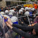 Choques y brutalidad policial en las manifestaciones por el 1 de Mayo en varios países