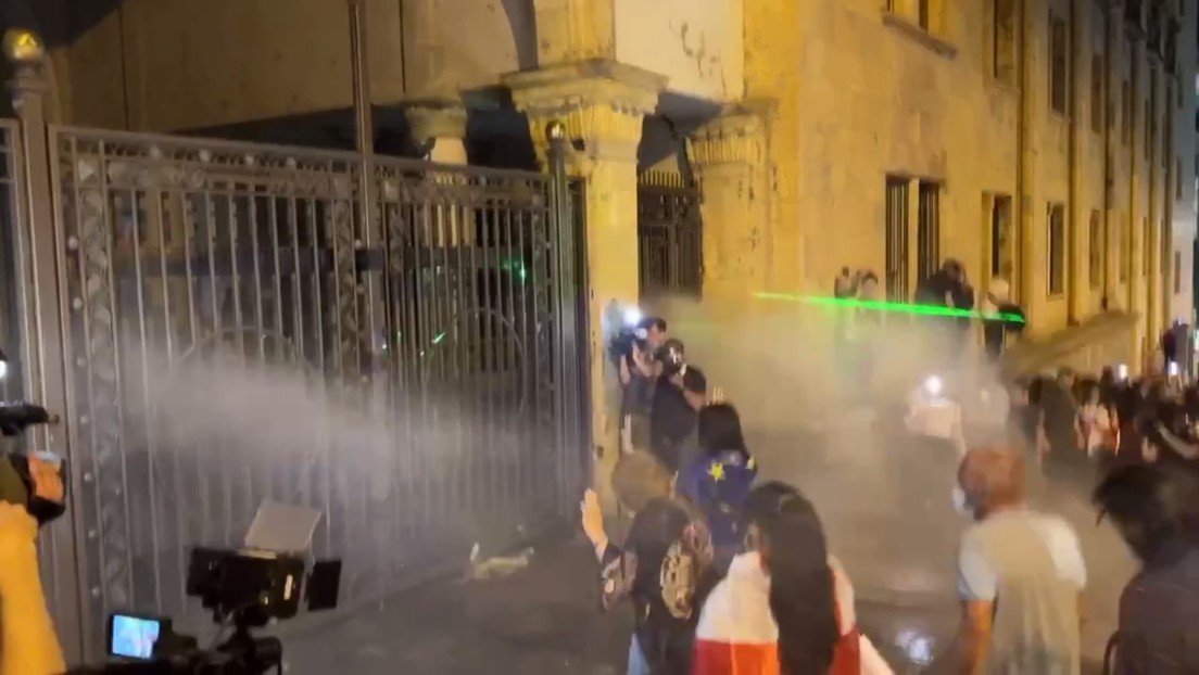 Cañones de agua y gas pimienta: la Policía dispersa a manifestantes en Georgia