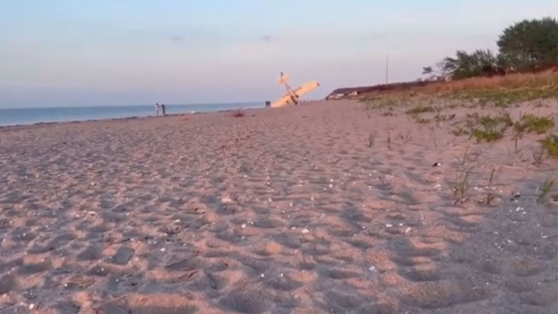 Una avioneta aterriza de emergencia en una playa de EE.UU.