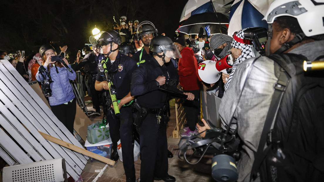Policía intenta desalojar protesta estudiantil propalestina en la UCLA