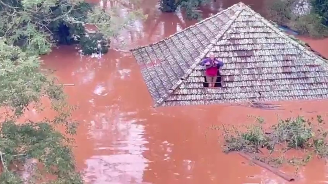 Impresionantes rescates aéreos en medio de graves inundaciones en Brasil