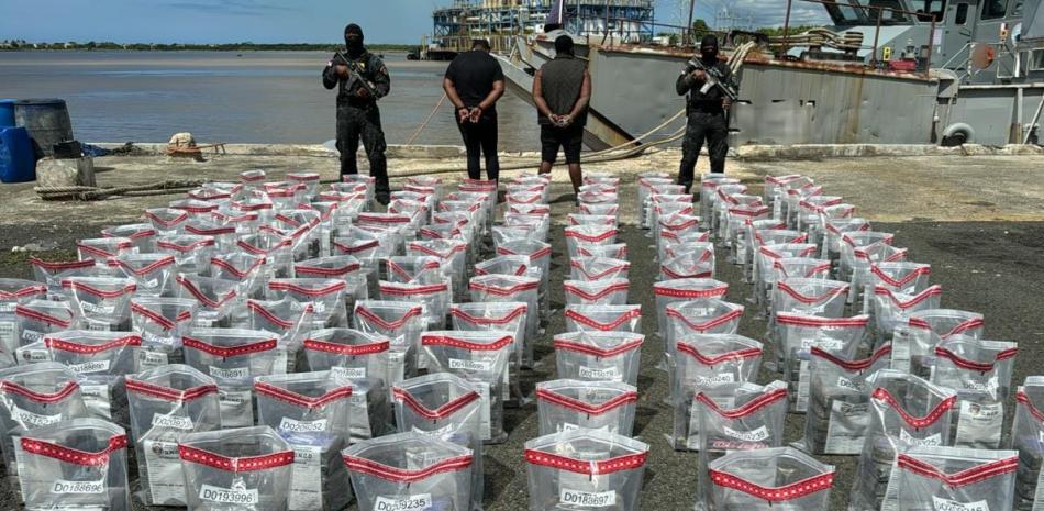 Apresan dos hombres con 675 paquetes de presumible cocaína en San Pedro de Macorís