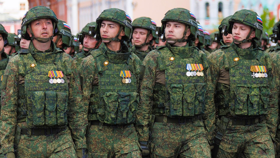 Participantes de la operación especial rusa marchan en el Desfile de la Victoria en Moscú
