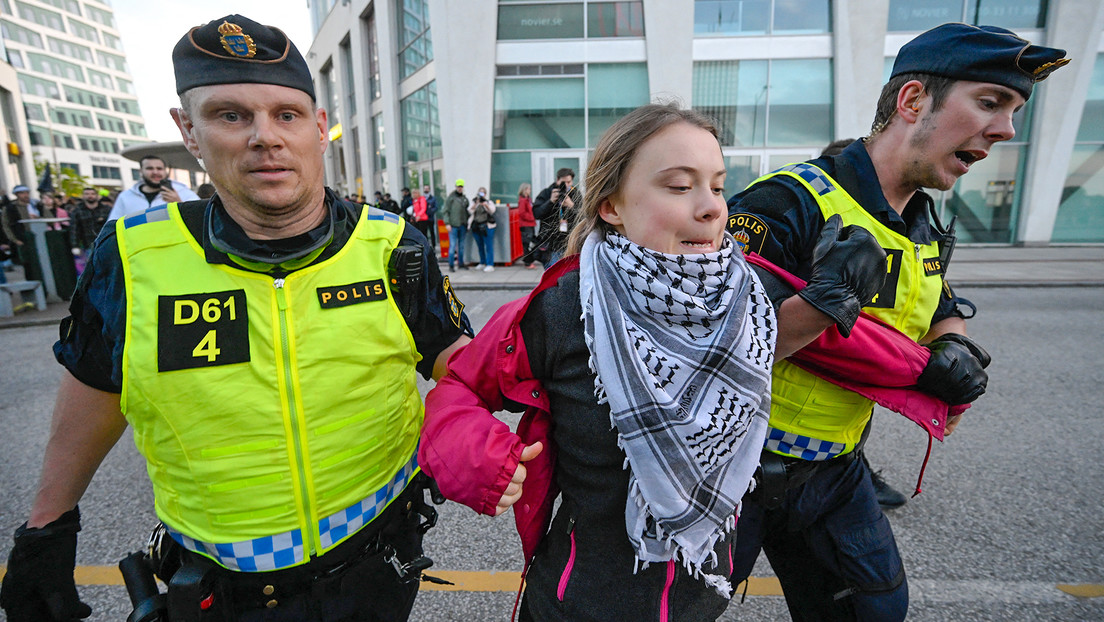 Policía sueca saca por la fuerza a Greta Thunberg de protesta propalestina