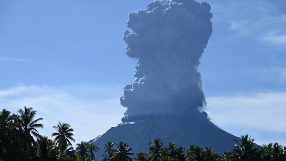 Un volcán indonesio entra en erupción y lanza una colosal columna de humo 